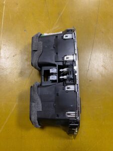 ŚRODKOWA KRATKA NAWIEWU CHROM FORD FIESTA MK8