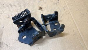 KOMPLET ZAWIASY DRZWI PRZÓD PRAWY CHEVROLET CORVETTE C5 97-04