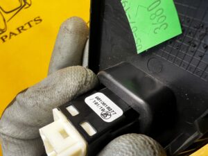 PANEL PRZEŁĄCZNIK OTWIERANIA KLAPY TYŁ BAGAŻNIKA PEUGEOT 3008 II