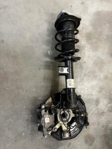 NOGA AMORTYZATOR ZWROTNICA ZAWIESZENIE PRZÓD PRAWY INFINITI Q30