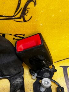 KOMPLET ZAPINKA ZAPINKI KLAMRA KLAMRY PASÓW TYŁ MERCEDES E-KLASA W213 KOMBI