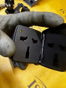 GNIAZDO GNIAZDKO PORT ŁADOWARKA AC 230V 400W FORD BRONCO 21-