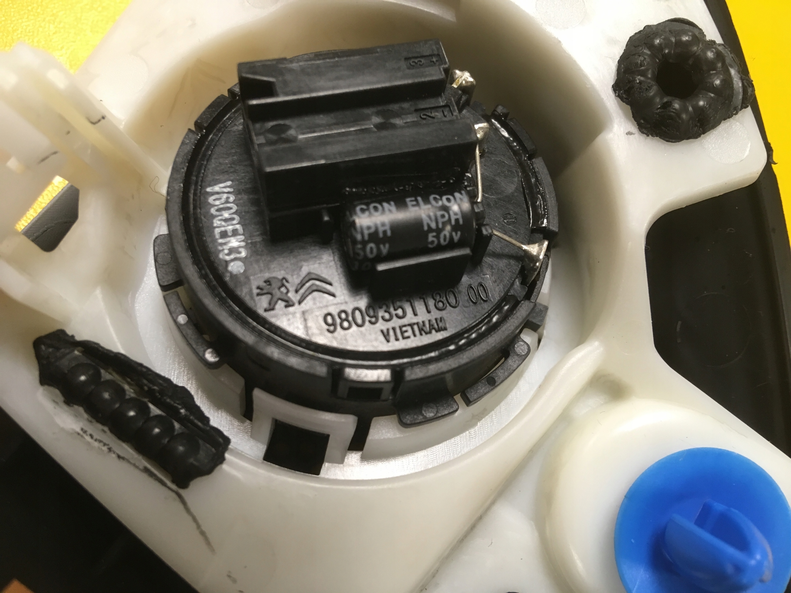 LEWY TRÓJKĄT OSŁONA LUSTERKA PEUGEOT 3008 II