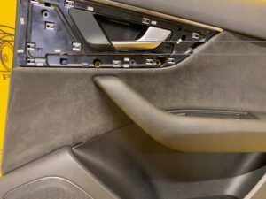 TAPICERKA DRZWI PRAWY TYŁ AUDI Q7 4M0 ALCANTARA