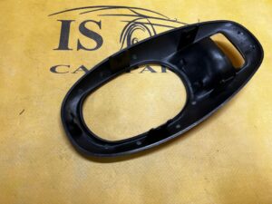 RAMKA OSŁONA KLAMKI WEWNĘTRZNEJ PRAWA CHEVROLET CORVETTE C5 97-04