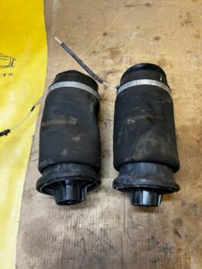 KOMPLET MIECHY TYŁ TYLNY AIRMATIC PRAWY LEWY MERCEDES GLS X166