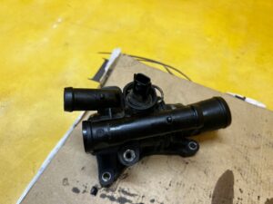 OBUDOWA TERMOSTATU RENAULT DACIA NISSAN MERCEDES 1.5 BLUE DCI
