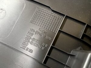 OSŁONA ZAŚLEPKA PLASTIK KONSOLA LAMPKA PODSUFITKI DACHU TYŁ FORD BRONCO 21-