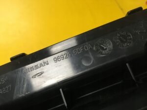 POPIELNICZKA SCHOWEK PÓŁKA TUNELU INFINITI Q30