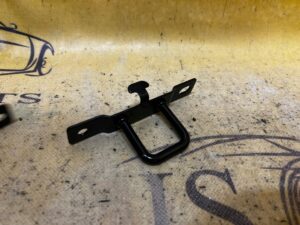 ZACZEP ZATRZASK KANAPY TYŁ SIEDZENIA DRUGIEGO RZĘDU TESLA MODEL 3 PRZEDLIFT