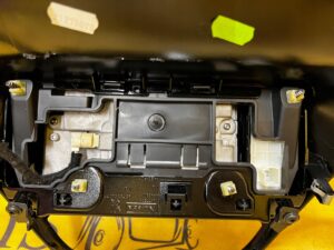 NAWIGACJA EKRAN WYŚWIETLACZ DEKOR RAMKA KONSOLI PEUGEOT 208 A9 LIFT