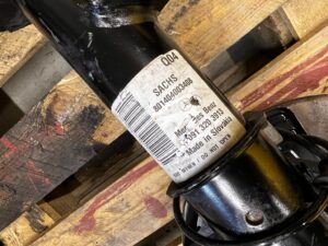 NOGA AMORTYZATOR ZWROTNICA ZAWIESZENIE PRZÓD LEWY INFINITI Q30