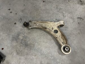 WAHACZ PRZÓD PRZEDNI LEWY PEUGEOT 308 II T9