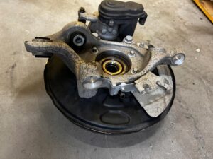 PIASTA ZWROTNICA ZACISK TYŁ LEWY MERCEDES E-KLASA W213 KOMBI