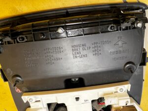 LAMPKA OŚWIETLENIE PODSUFITKI PRZÓD SZYBERDACH INFINITI Q50