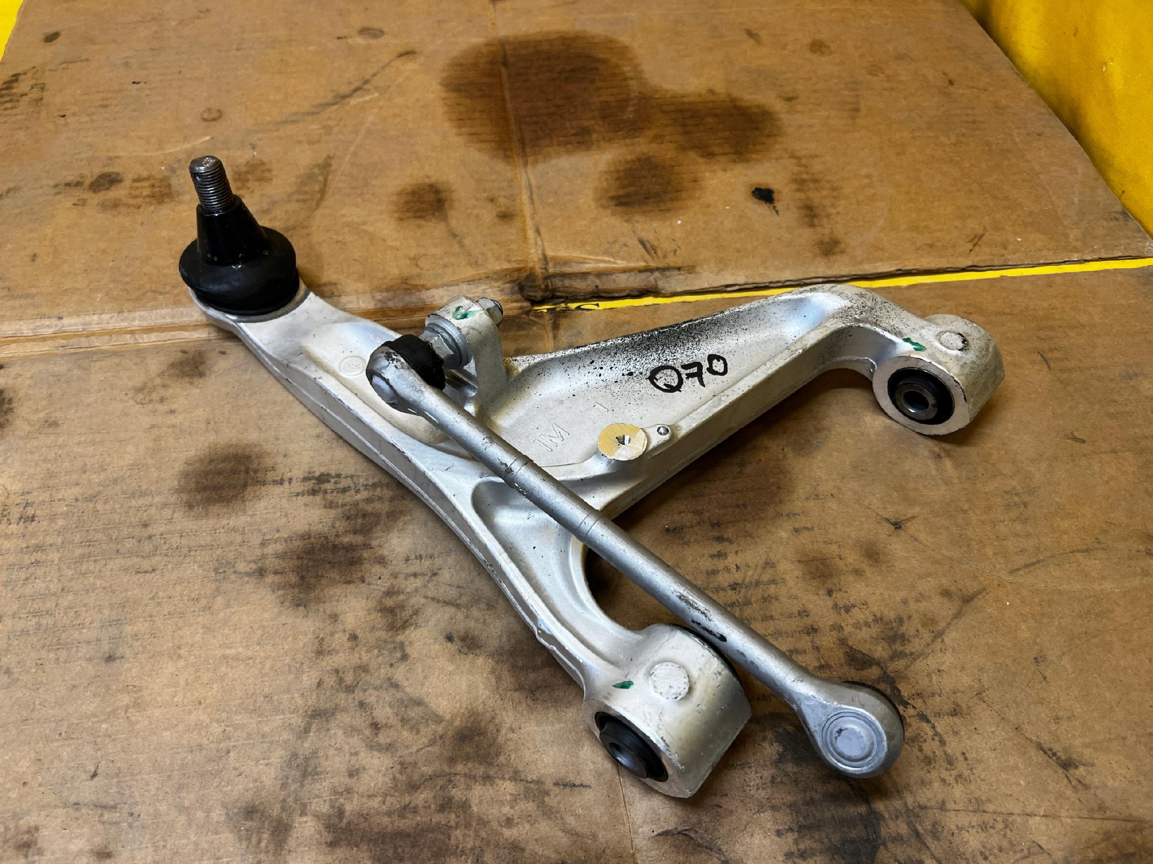 NOWY WAHACZ TYLNY TYŁ LEWY INFINITI Q70