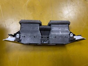 ŚRODKOWA KRATKA NAWIEWU CHROM FORD FIESTA MK8