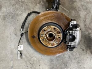 NOGA ZWROTNICA AMORTYZATOR PRZÓD PRAWY PEUGEOT 3008 II 5008 II 1.2 THP