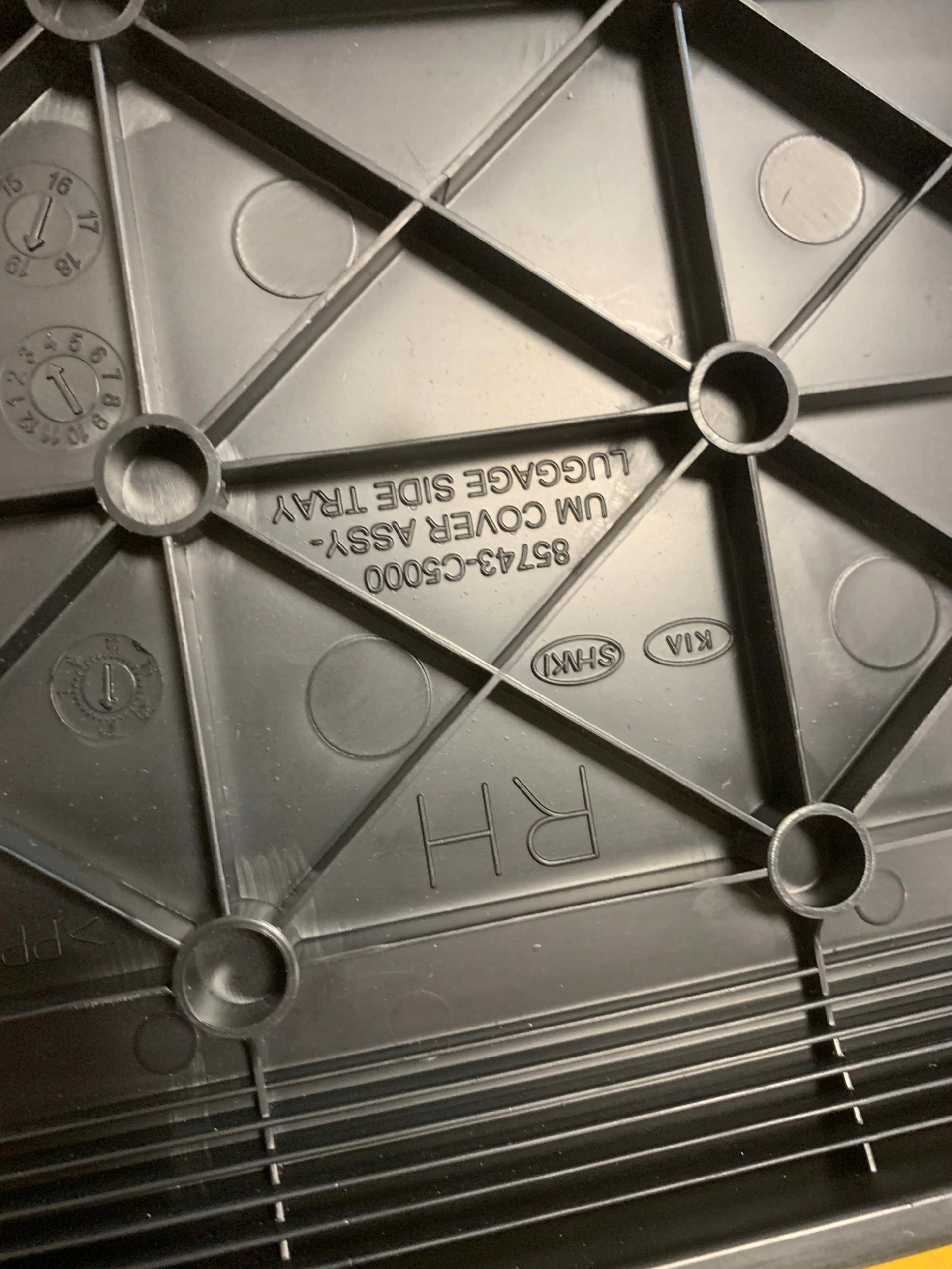 PRAWA OSŁONA BOCZEK BAGAŻNIKA KIA SORENTO III