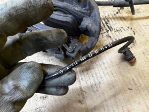 ZACISK HAMULCA HAMULCOWY CZUJNIK ABS TYŁ PRAWY MERCEDES CLS W218 3.0 CDI