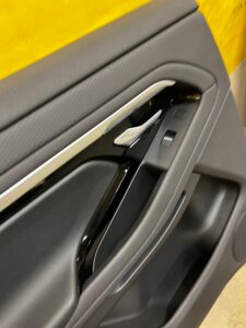 BOCZEK DRZWI LEWY TYŁ RANGE ROVER EVOQUE II L551