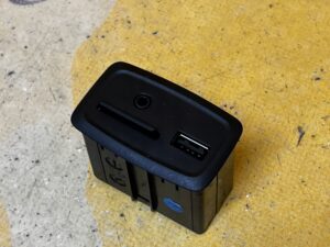 GNIAZDO ZŁĄCZE PORT USB AUX SD RENAULT ZOE I Z.E.