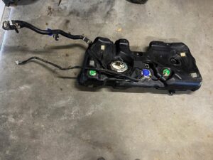 ZBIORNIK BAK WLEW POMPA PALIWA BMW 1 F40 BENZYNA