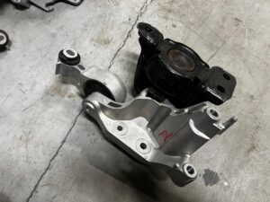 ŁAPA MOCOWANIE PODUSZKA SILNIKA RENAULT MEGANE IV RS 1.8 TCE