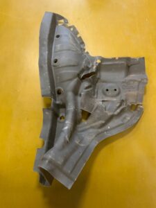 WYGŁUSZENIE BAGAŻNIKA NADKOLA PRAWY TYŁ BMW F11