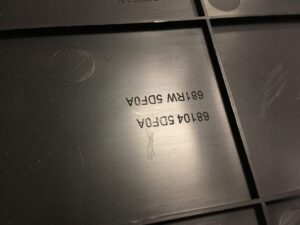 PRAWA OSŁONA POD DESKĘ LAMPKA NAD NOGI INFINITI Q30