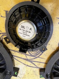 ZESTAW NAGŁOŚNIENIE GŁOŚNIKI WZMACNIACZ SUBWOOFER JBL PEUGEOT 508 I LIFT