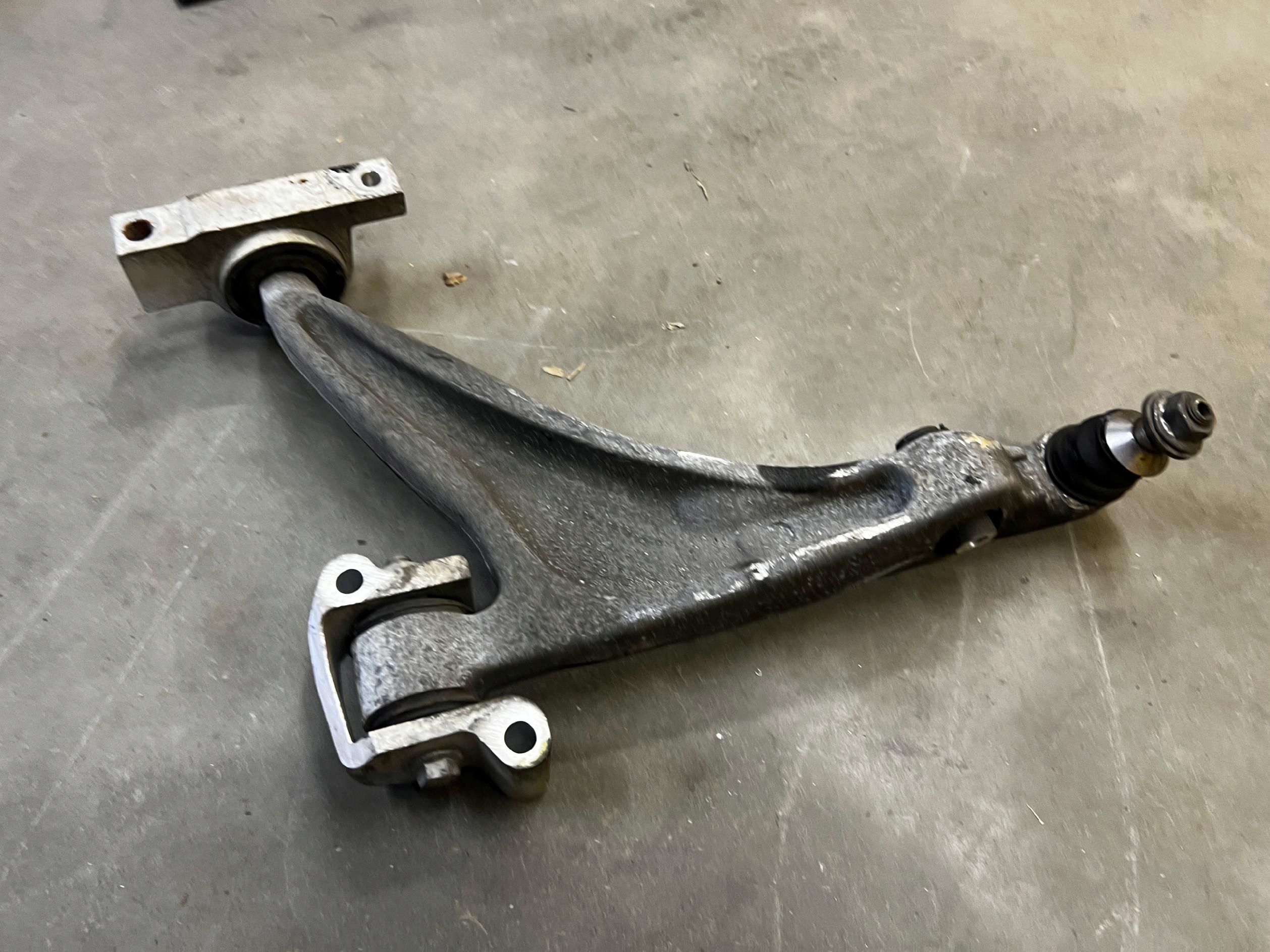 WAHACZ PRZÓD PRZEDNI PRAWY DOLNY VOLVO XC90 II