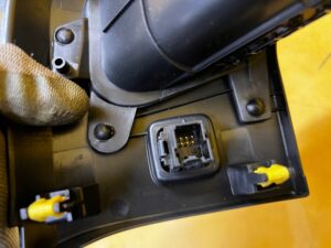 OSŁONA DEKOR SCHOWEK DESKI KONSOLI LEWA PRZYCISK BAGAŻNIKA FORD MUSTANG VI