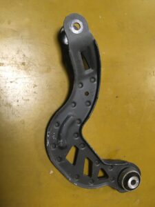 WAHACZ LEWY PRAWY TYŁ GÓRNY INFINITI Q30 7KM