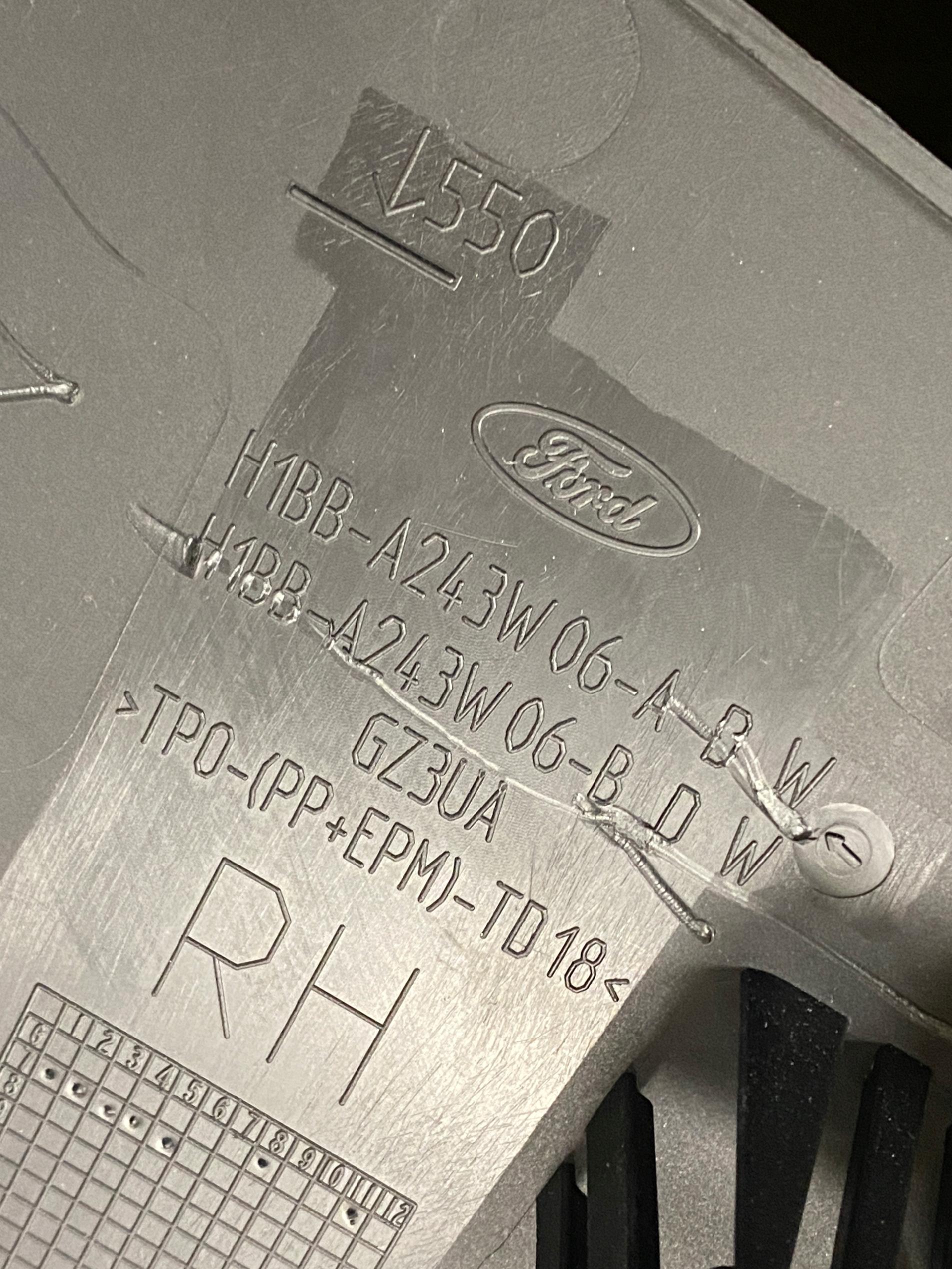 OSŁONA DOLNA SŁUPKA B PRAWA 5D FORD FIESTA MK8