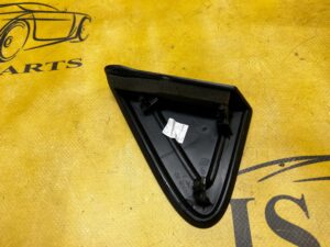 OSŁONA ZAŚLEPKA TRÓJKĄT BŁOTNIKA PRZÓD PRAWY DACIA SANDERO III