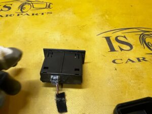 GNIAZDO USB PORT ŁADOWARKA RENAULT KADJAR CLIO V 5 ARKANA CAPTUR II