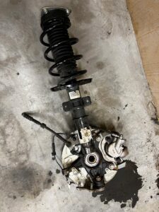 NOGA ZWROTNICA AMORTYZATOR PRZÓD LEWY PEUGEOT 3008 II 5008 II 1.6 BLUE HDI