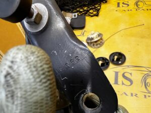 ODBÓJ MOCOWANIE REGULACJA MASKI LEWY LEWA CHEVROLET CORVETTE C5 97-04