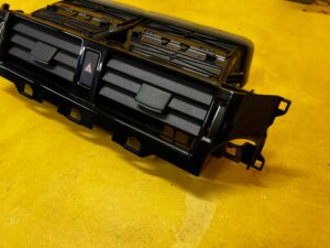 KRATKA NAWIEWU ŚRODKOWA DESKI KONSOLI LAND ROVER DISCOVERY 5 V L462 LHD