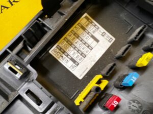 OSŁONA ZAŚLEPKA KONSOLI POD KIEROWNICĘ BEZPIECZNIKI RENAULT MEGANE IV