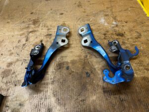 ZAWIASY MASKI POKRYWY SILNIKA FORD BRONCO 21- VELOCITY BLUE PEARL METALLIC