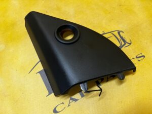 OSŁONA ZAŚLEPKA TRÓJKĄT DRZWI PRZÓD LEWY DACIA DUSTER II 2