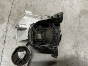 ŁAPA MOCOWANIE PODUSZKA SILNIKA RENAULT MEGANE IV RS 1.8 TCE