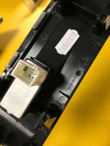 PRZEŁĄCZNIK SZYB PEUGEOT 3008 II PRAWY PASAŻERA EU