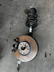 NOGA ZWROTNICA AMORTYZATOR PRZÓD LEWY PEUGEOT 3008 II 5008 II GRANDLAND X