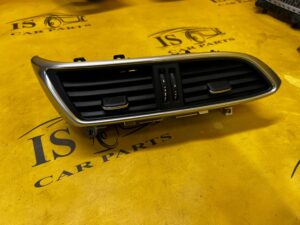 KRATKA NAWIEWU ŚRODKOWA DESKI INFINITI Q30 EUROPA