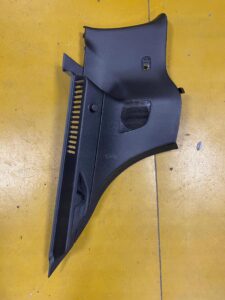 PRAWY BOCZEK TAPICERKA BAGAŻNIKA INFINITI Q30