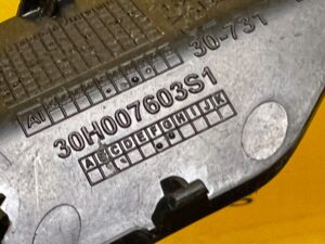 ZAŚLEPKA ŚRUB OSŁONY PROGU BAGAŻNIKA LEWA BMW 2 F22 F23