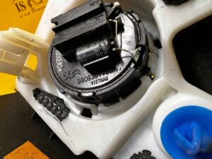 GŁOŚNIK OSŁONA ZAŚLEPKA SŁUPKA A PRZÓD LEWY PEUGEOT 3008 II 5008 II